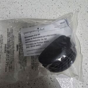 Pampered Chef Black Microwave Grip Set